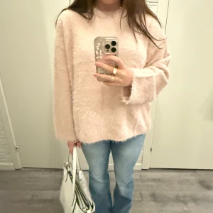 Oversized stickad tröja - Super snygg stickad tröja i babyrosa, den sitter oversized på mig som har vanligtvis 38 i storlek. Jätte mjuk, tänk dig en jätte gosig katt känsla. Typ den trendiga mohair tröja. Helt ny