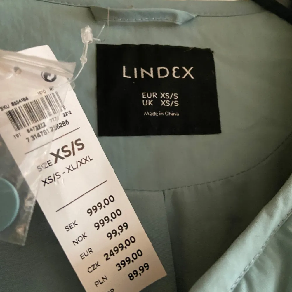 Säljer en superfin turkos/öjusblå quiltad kappa från Lindex i storlek XS/S. Perfekt för höst och vår med sin långa design och knäppning framtill. Den har en stilren look utan krage och är i mycket bra skick. Passar perfekt för dig som vill ha en stilren och bekväm jacka! Oversize-modell som tyvärr blev alldeles för stor på mig som är superliten. Den är så himla fin. Färgen är ljuvlig vilket kanske inte helt framkommer av bilderna. . Takit.