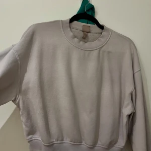 lila sweatshirt från H&M - Säljer en supermjuk och bekväm lila sweatshirt från H&M i storlek XS. Perfekt för mysiga dagar hemma eller en avslappnad dag ute. Den har en klassisk rund hals och ribbade muddar vid ärmslut och nederkant. Passar perfekt till jeans eller leggings!