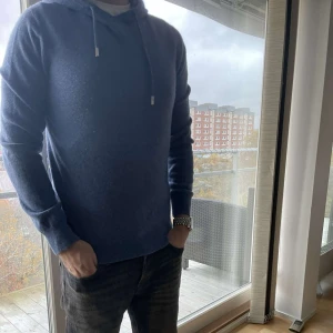 Merinoull Hoodie - Storlek: S, kan passar M. Skick: 9/10. Tröjan är från Ahlquist Clothing och använd men ser ut som nyskick. Skriv om ni har frågor! 