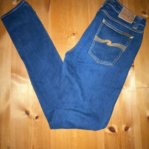 NUDIE JEANS - Snygga nudie jeans i storlek W33 L34 i model: skinny lin. Nypris: 1400kr vårt pris 400kr då dem är en lite tightare model så passar till W30-31 typ men dem blir då lite mer otighta.