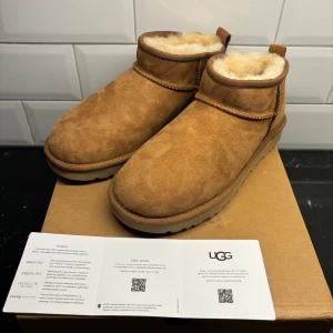 UGG Classic Ultra Mini - Ett par helt nya uggs ultra mini i storlek 38. Fler bilden kan skickas vid intresse. Priset kan diskuteras.