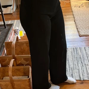 Vida byxor från Cubus - Byxor från Cubus som är vida i benen  Svarta i storlek S Tyget är stretchigt  Välanvända med inga skador på plagget