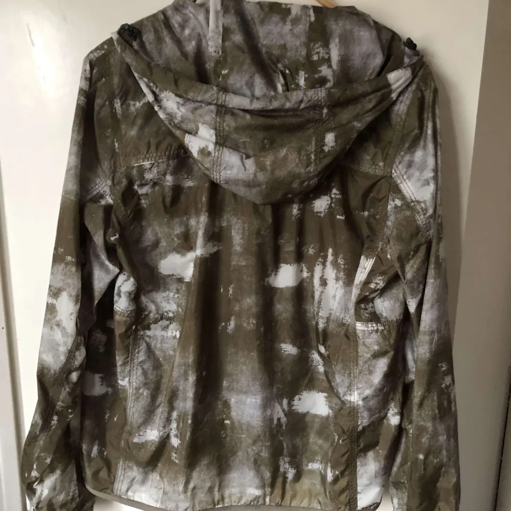 Säljer en cool camouflage vindjacka från Woolrich. Perfekt för höst och vår när vädret är lite osäkert. Jackan är i mycket bra skick och har en unik mönsterdesign som verkligen sticker ut. Jackan är M/L men sitter mer som S/M. Jackor.