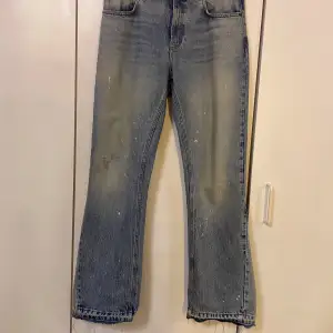 Säljer ett par snygga blå jeans från Zara i storlek 42. De har en avslappnad passform med slitna detaljer och råa kanter vid bensluten för en cool look. Perfekta för en casual stil och kan matchas med nästan vad som helst. Inte använt mer än 2 gånger i och med dom är långa för mig. Är 173cm. Nypris är 700kr. Priset går diskutera