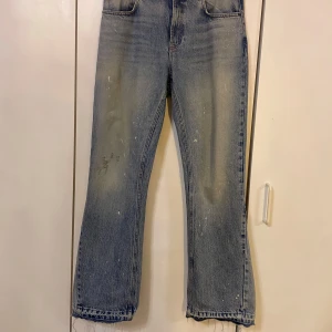Flared jeans från Zara - Säljer ett par snygga blå jeans från Zara i storlek 42. De har en avslappnad passform med slitna detaljer och råa kanter vid bensluten för en cool look. Perfekta för en casual stil och kan matchas med nästan vad som helst. Inte använt mer än 2 gånger i och med dom är långa för mig. Är 173cm. Nypris är 700kr. Priset går diskutera