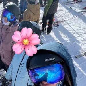 Blå/lila skid- och snowboardgoggles - Säljer ett par lila skidglasögon perfekta för skid- och snowboardåkning. De är användna men i väldigt bra skick och har justerbara remmar för bästa passform. Perfekt för vinterns skidsäsong! ❄️Finns några få defekter, mini repor