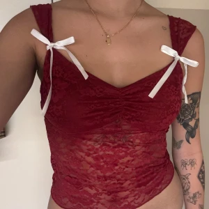 Röd spetstopp - En snygg spetstopp med söta rosetter