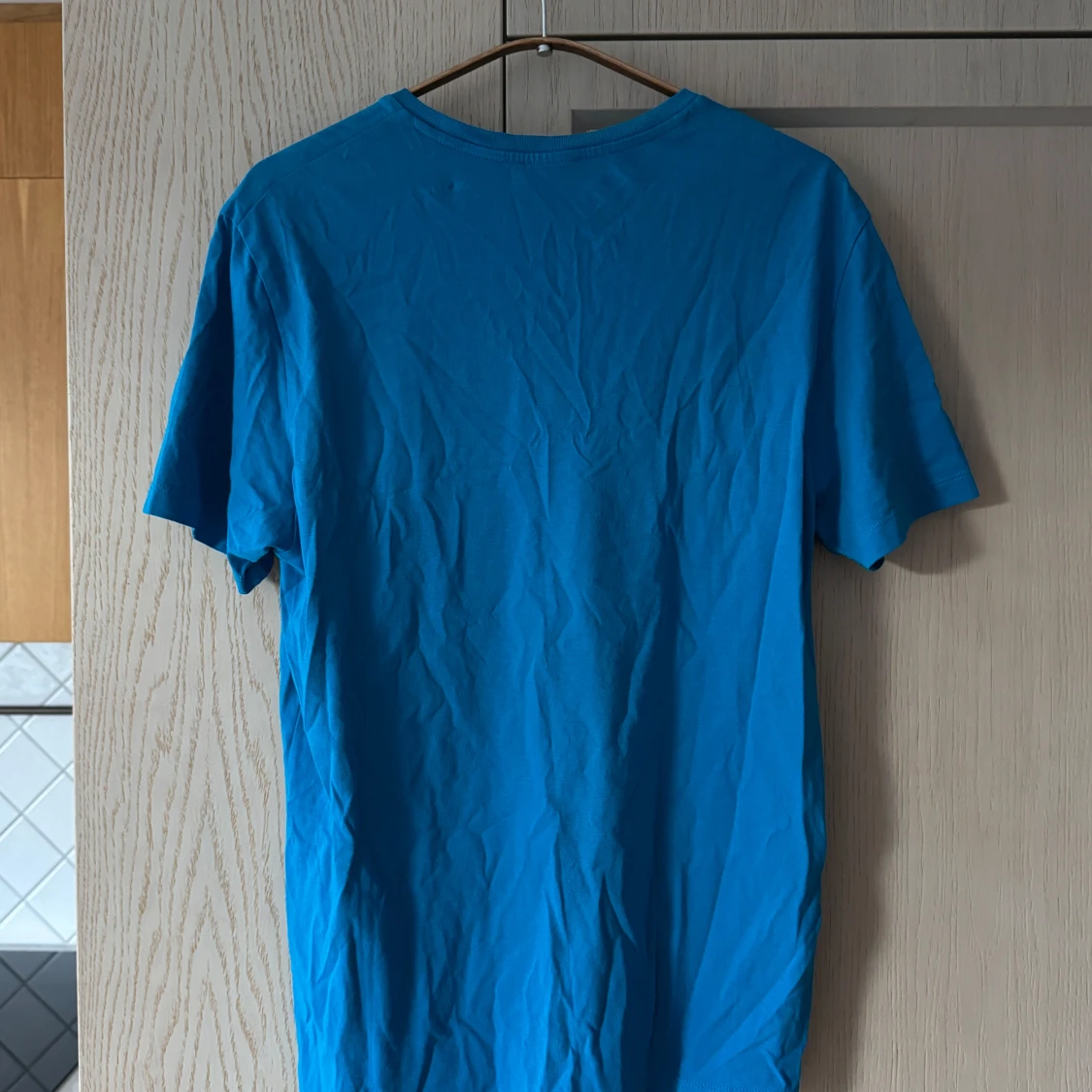 Blå t-shirt från COS - Storlek S - 90