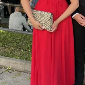 Balklänning ivory field  - Balklänning från ivory field  Inte blivit tvättad så har några fläckar längst ner samt en söm som släppt lite Kan knytas på olika sätt och storlek är 2, skulle säga att den passar s/m Fråga gärna om du har några frågor eller vill ha fler bilder 