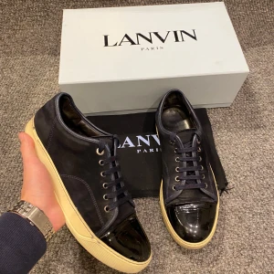 Lanvins - Säljer dessa snygga Lanvins med glansig tå. Storlek UK8/42, Skick 7,5/10. Vid minsta fundering är det bara att höra av sig! Tillkommer box och dustbag.