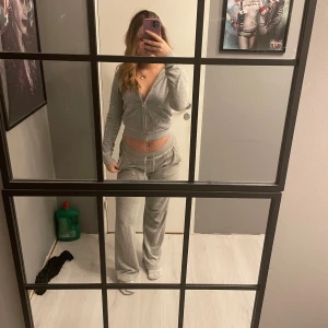 Grått set från Juicy Couture - Säljer nu mitt kära Juicy set! Koftan är i xs och byxorna i S:) Båda är i fint,bra skick. Byxorna har dock lite deftekter så om du är intresserad tveka inte på att skriva och fråga💗