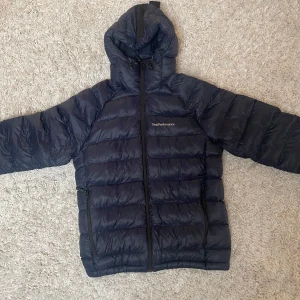 Peak Performance vinterjacka - Jättebra skick, nästan aldrig använd. Säljer då jag köpte fel storlek