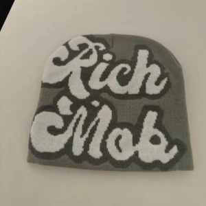 Grå beanie ”rich mob” ny  - Helt ny oanvänd mössa