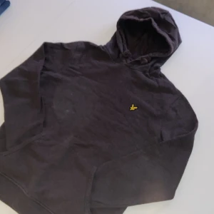 Mörkgrå hoodie från Lyle & Scott - Säljer en mörkgrå hoodie från Lyle & Scott i bra skick, storlek large men passar M. Perfekt för höst och vinter, med en mysig huva och dragsko. Passar både till vardags och chillkvällar. De bara dragskon som är paj egentligen, annars rätt skön. Vill bara bli av med den!👌🏻⚜️