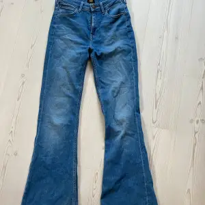 Blåa jeans från Lee! Säljer pga dem är för små för mig, passar en XS skulle jag säga. Passar bra i längden för mig som är 168 men passar även lite längre då de når ner i marken för mig. Använda väldigt få gånger. 