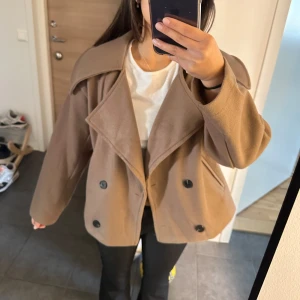 Brun kappa - Säljer denna helt nya snygga kappan, aldrig använd endast testad. Lite tunn så passar perfekt till våren. Nypris 382kr+ frakt.🤎🤎