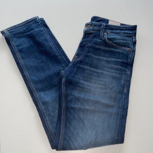 Blå jeans från Jack & Jones - Säljer ett par snygga blå jeans från Jack & Jones i storlek 30/34. De har en tapered fit och är gjorda av kvalitetsbomull. 10/10 skick! Bara o skriva om du vill ha fler bilder eller mått.👍🏻