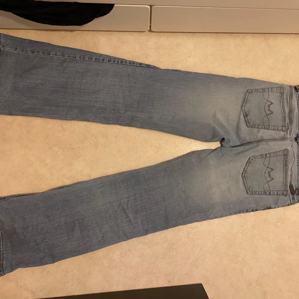 Säljer ett par ljusblå jeans i storlek 38 då dom tyvärr va lite för korta för mig som är 166. Perfekta för vardagsbruk och kan matchas med det mesta i garderoben. Skriv om du har några frågor💕💕. Jeans & Byxor.