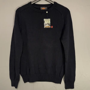 Morris tröja - Hej, säljer nu min fina Morris tröja storlek S. Den är i nyskick med tag kvar och kommer vara otroligt snygg i höst/vinter. Nypris 1600kr och vårt pris kan diskuteras! Vi kommer att sälja liknande produkter nu i vinter så glöm inte följa profilen!🌊🍾