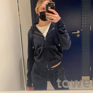 Juicy Couture Mjukisset - Säljer mitt Juicy Couture set i marinblått! Använt fåtal gånger och fortfarande supermjukt och som nytt!💙 Nypris: 2500kr 