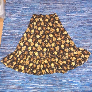 70-talskjol - Midikjol i coolt 70-talsmönster! Den är hemsydd och kan nog vara rätt gammal!