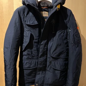 Mörkblå jacka från Parajumpers - Säljer nu min Parajumper jacka i mycket bra skick i storlek Young medium motsvarande xs/s