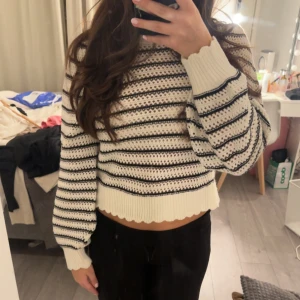 Stickad tröja open back - Jätte fin stickad tröja med öppen rygg, från hm. Man kan ha tröjan på olika sätt, och du kan även ha den åt andra hållet med linne under 💗 i nyckick.