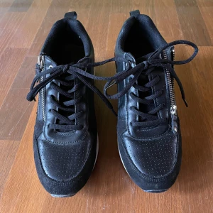 Svarta sneakers med kilklack - Lätt använda, utan skador bara lätt slitage under sulorna