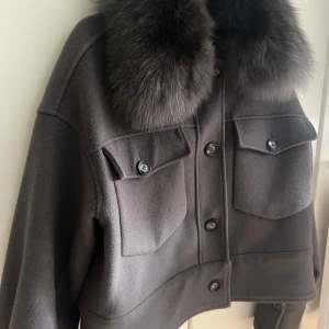 Meotine jacka - Säljer min meotine jacka i nyskick. Super gosig och kan användas både höst/vinter💕