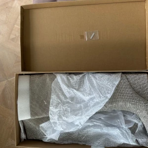 Glittriga stövlar i silver - Säljer ett par superglittriga stövlar i silver. De är helt nya och kommer i originalförpackning. Perfekta för fest eller nyår! Stövlarna har en spetsig tå och är dekorerade med små glittrande stenar. Dom kom tyvärr inte till användning Hör av dig vid intresse! ✨