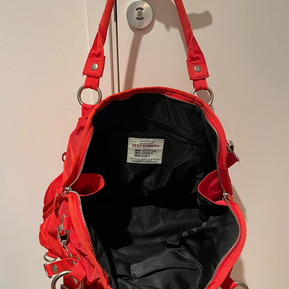 Röd axelväska från George Gina & Lucy - 91