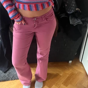 Lågmidjade rosa bootcut jeans - Säljer dessa Lågmidjase rosa bootcut jeans köpta från boost, använda fåtal gånger. Pris kan diskuteras