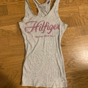 Grått linne  - Grått linne från Tommy Hilfiger :) lite defekter som syns på bilderna men inget som märks av 🕺🕺