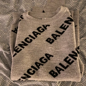 Sweatshirt  - Jättefin stickad sweatshirt från Balenciaga 🩶 Perfekt nu till höst/vinter.  pm för fler bilder! Står storlek XL men passar S!