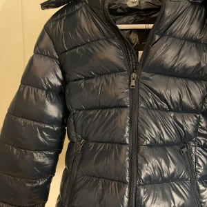 Slutsåld vinterjacka NIKKI - Säljer denna supersnygga slutsålda vinterjacka ifrån Lager157 , helt ny, endast testad, slutsåld i alla färger och alla storlekar på hemsidan. Nypris - 400 kr 💓 