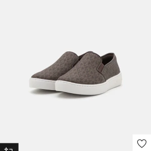 Michael kors skor - Säljer några fina michael kors skor i st 37. Dom är i fint skick men har blivit använda. Har inte kvitto kvar men har boxen de kom i. Nypris för skorna är 1695kr men säljer dom för 800kr. För bilder på skorna hör av er & pris kan diskuteras 
