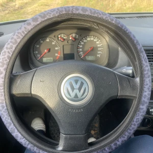 Rattöverdrag i leopard- och grått mönster - Två olika rattöverdrag med djurmönster. Ett i grått leopardmönster och ett i klassiskt leopardmönster. Perfekt för att ge bilen en personlig touch och extra grepp. Passar de flesta rattar och är lätt att sätta på och ta av. Det gråa är stretchigt och enkelt att få på, det gula är lite hårdare. 