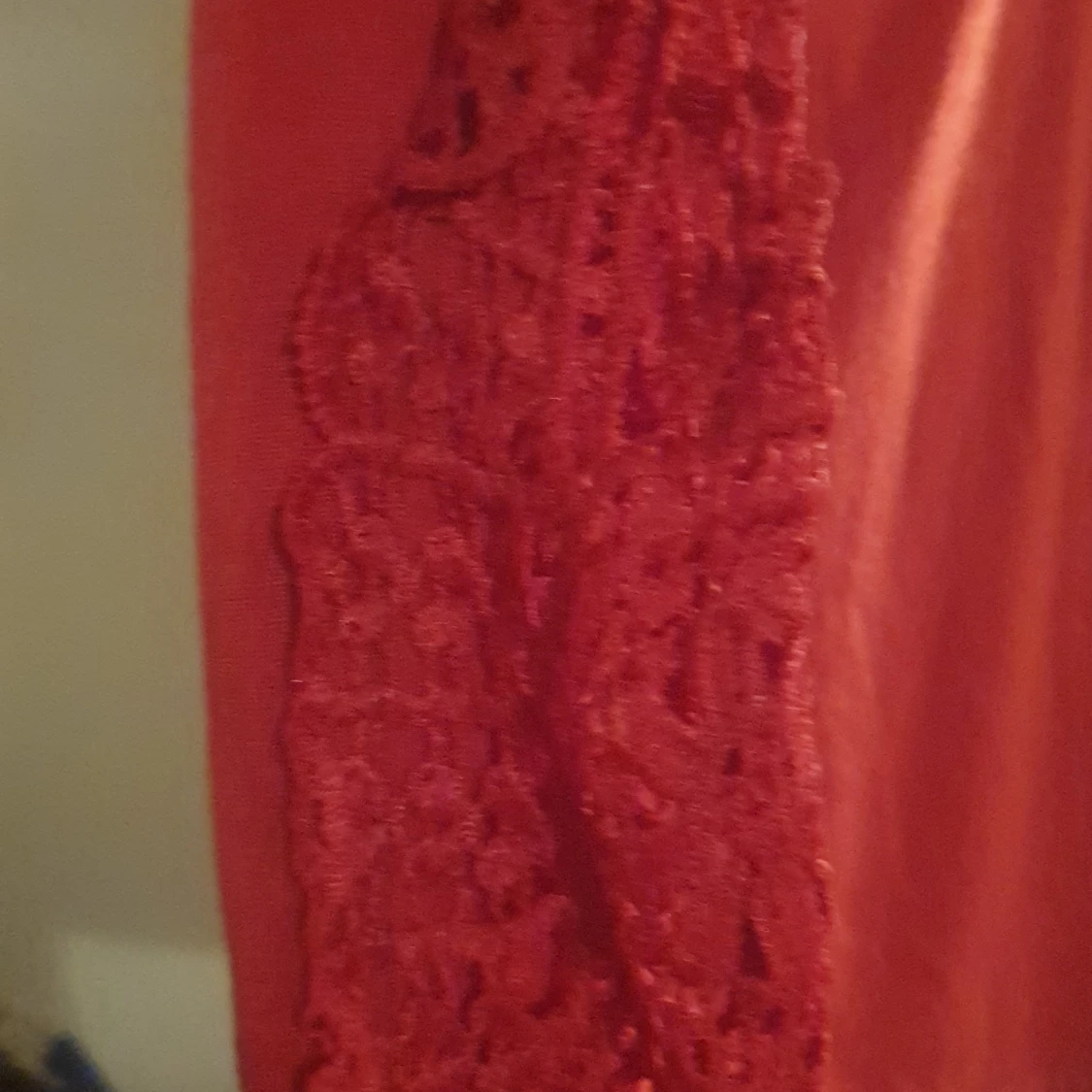 Röd långärmad topp med spetsdetaljer - 90