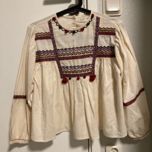 Beige-vit blus från Zara Kids - Fint skick, använd en gång. Upptäckte att det fanns en liten prick på höger arm (se bild 4) men bör ej märkas av.