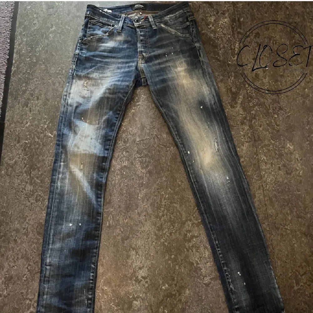 Tja, säljer dessa tvärfeta collab jeansen från Jack & Jones. Jeansen finns inte att hitta längre och är i den populära modellen Slim Glenn med väldigt bra slitningar. Jeansen är köpte på plick men endast använda en gång då de ej passade mig. De är i storleken 28/32. Priset kan diskuteras 🙌. Jeans & Byxor.