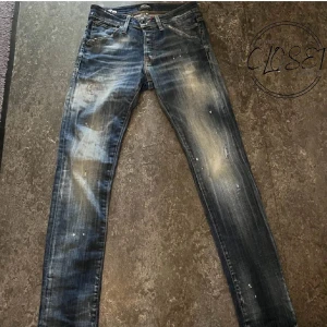 Jeans - Tja, säljer dessa tvärfeta collab jeansen från Jack & Jones. Jeansen finns inte att hitta längre och är i den populära modellen Slim Glenn med väldigt bra slitningar. Jeansen är köpte på plick men endast använda en gång då de ej passade mig. De är i storleken 28/32. Priset kan diskuteras 🙌
