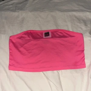 Rosa tubtopp från SHEIN - Säljer en snygg rosa tubtopp från SHEIN i storlek M. Perfekt för sommardagar eller en utekväll. Toppen är i ett mjukt och stretchigt material som sitter bekvämt. Passar bra till både jeans och kjol. 🌸 oanvänd