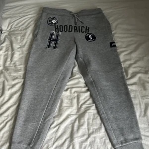 Hoodrich byxor  - Hoodrich byxor gråa som nya ingen täcken på användning i storlek M