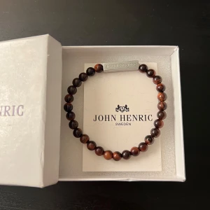 Brunt armband från John Henric - Snyggt armband från John Henric i bruna nyanser. Boxen medföljer i köpet! Hör av dig vid minsta fundering eller fråga;)