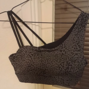 Stronger tränings topp/BH - Säljer en stronger tränings topp/BH, den är aldrig använd, lappen är borta då det kom med en prislapp med storleken, den har strl L, passar även M! Säljer den för 80kr + frakt! 