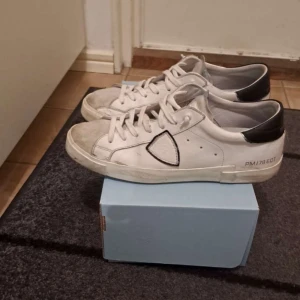 Philippe Model skor  - Säljer ett par feta vita Philippe Model i bra skick. Riktigt stilrena och bekväma skor. Skick 8/10. Skriv privat vid frågor och funderingar. Box medföljer