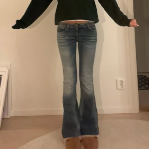 Lågmidjade bootcut jeans från replay  - Säljer ett par snygga blå bootcut jeans från Replay. De har en låg midja och en klassisk femficksdesign. Jeansen är i bra skick och perfekta för både vardag och fest. Passar superbra med både sneakers och klackar!