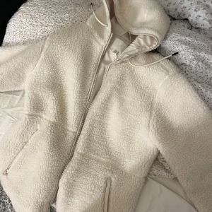 Pile jacka  - Pile jacka från hm storlek XS, passar S. Vit/beige 💞