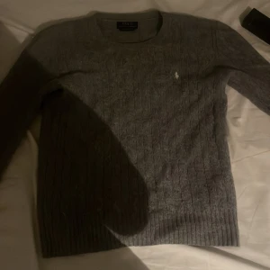 Polo Ralph Laurent  - Tja, säljer den här feta polotröjan för endast 500 den är använd men funkar som ny. Den sitter ganska tajt. Skick 7/10 hör av er vid köp är villig att gå ner i pris. 